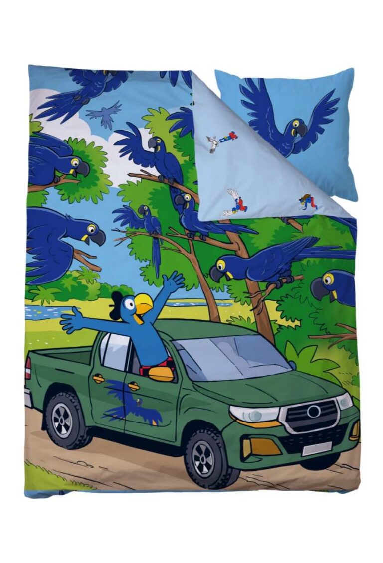 Das Cartoon-Bettwäsche-Set zeigt einen blauen Papagei, der aufgeregt in einem grünen Pickup steht, umgeben von vielen anderen blauen Papageien in Bäumen und im Flug. Der Himmel ist blau, und die Szene ist verspielt und bunt.