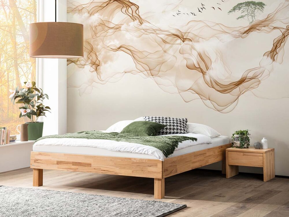 Ein modernes Schlafzimmer mit einem Holzbett, grüner und weißer Bettwäsche, einem Nachttisch, einer Topfpflanze und einem großen abstrakten Wandgemälde mit wirbelnden Brauntönen an der Wand hinter dem Bett. Das Sonnenlicht strömt durch hohe Fenster herein.