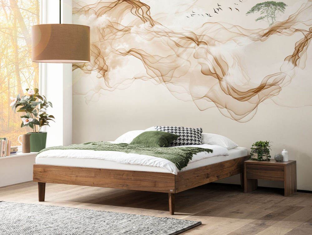 Ein modernes Schlafzimmer mit einem Holzbett, grüner und weißer Bettwäsche, einem passenden Nachttisch, einem großen Fenster, Topfpflanzen und einer Wand mit abstrakten braunen und beigen Wirbeln und einem Baummotiv.