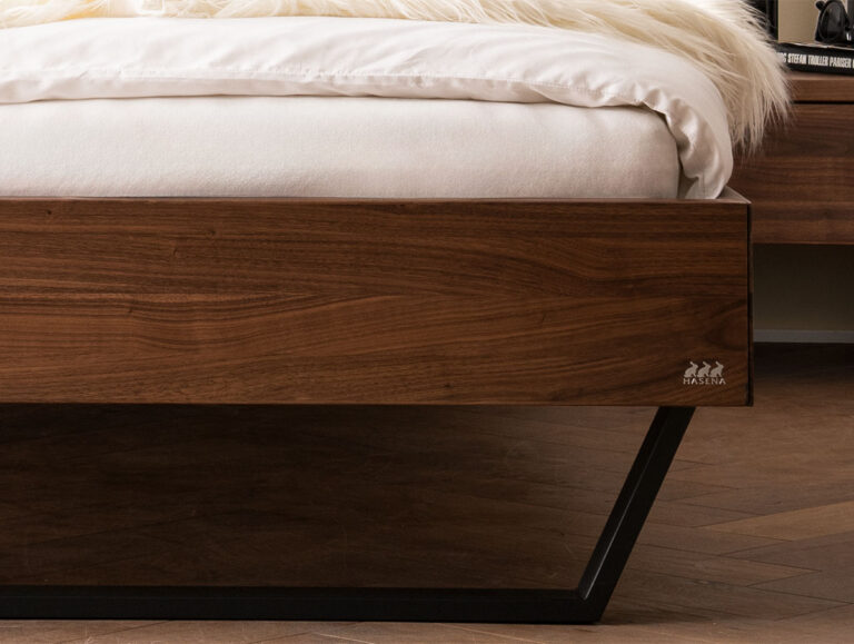 Ein Bett mit einem weißen Kopfkissen.