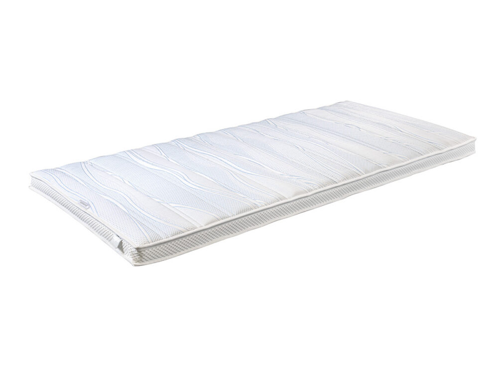Eine weiße Matratzenauflage mit einem strukturierten, wellenförmigen Muster auf der Oberfläche, die vor einem einfarbig weißen Hintergrund abgebildet ist.