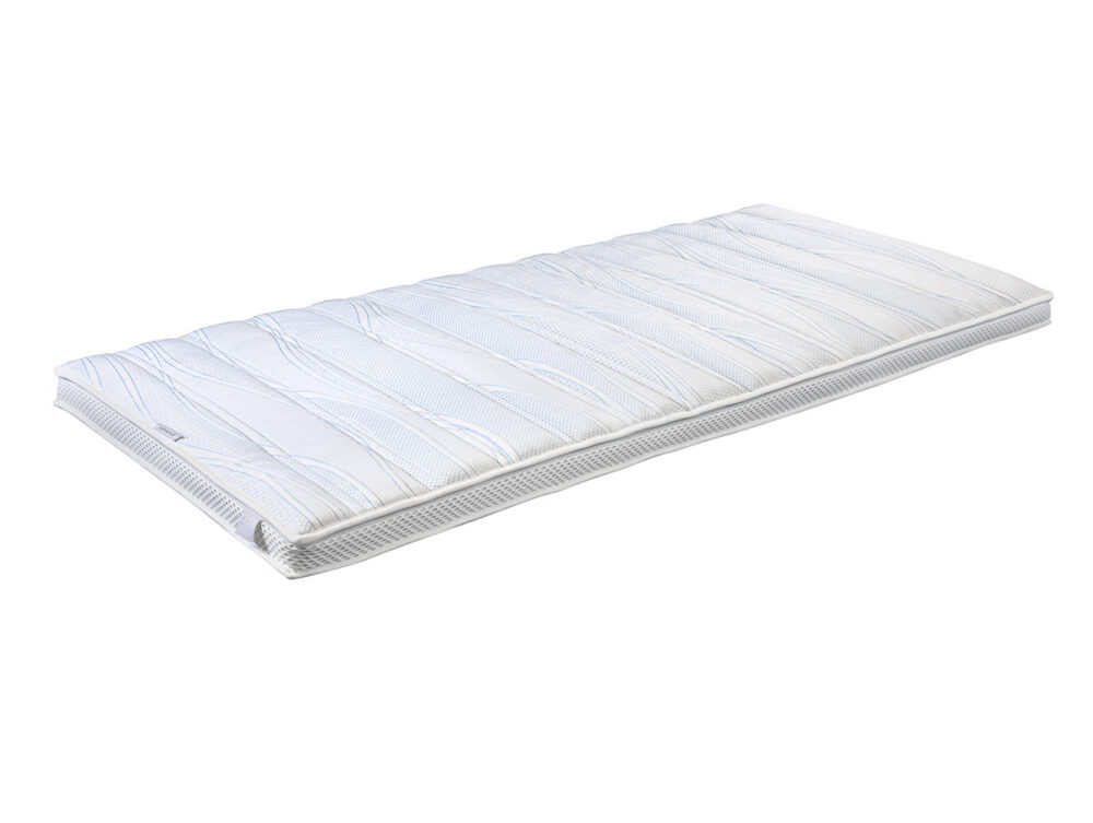 Der Hasena Topper "Marine-Top" ist eine weiße, rechteckige Matratzenauflage mit hellblauen, wellenförmig gestickten Mustern, die auf einem einfarbig weißen Hintergrund dargestellt sind.