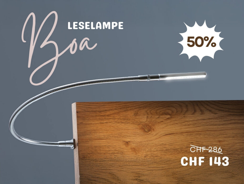 Eine biegsame, silberne Leselampe namens Boa wird im Bettenland an einer Holzfläche befestigt. Text zeigt Leselampe Boa, 50%, und der Preis reduziert von CHF 286 auf CHF 143.