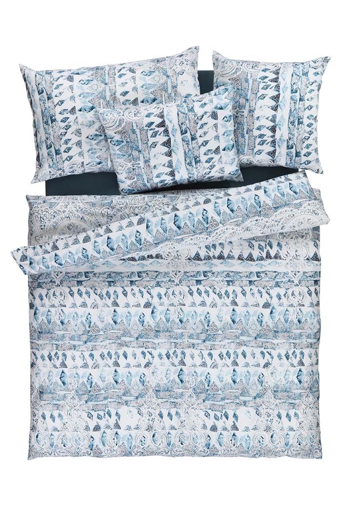 Das Set Bettwäsche Tamara-R A Colori Remy besteht aus einem Bettbezug, zwei Kissenbezügen und zwei Akzentkissen mit einem blau-weißen geometrischen und Paisleymuster.