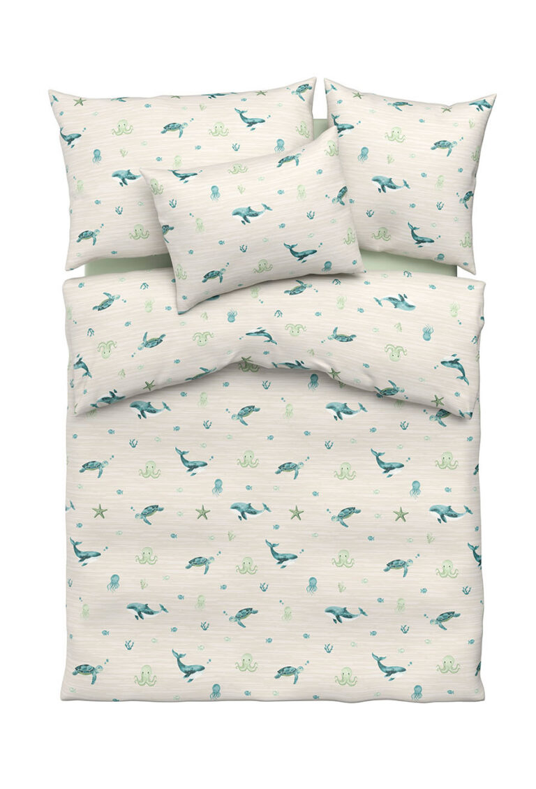 Ein Bettwäscheset mit cremefarbenem Hintergrund und einem Muster aus blauen und blaugrünen Delfinen, Schildkröten, Kraken, Seesternen und Muscheln. Das Set besteht aus einem Bettbezug und zwei Kissen mit passenden Meeresmotiven.