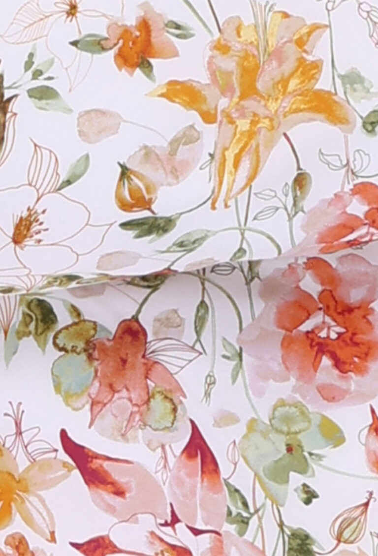 Eine Nahaufnahme eines Stoffes mit einem Aquarell-Blumenmuster in Orange-, Gelb-, Grün- und Rosatönen auf weißem Hintergrund. Die Blüten und Blätter sind zart und locker detailliert und wirken zart und künstlerisch.