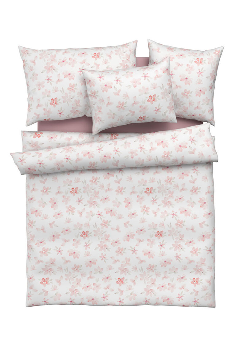 Ein Bettwäscheset mit zwei Kissen, zwei Kissenbezügen und einem Bettbezug, die alle ein zartes rosa Blumenmuster auf weißem Hintergrund zeigen. Das Design ist weich und dezent und vermittelt ein leichtes und luftiges Gefühl.