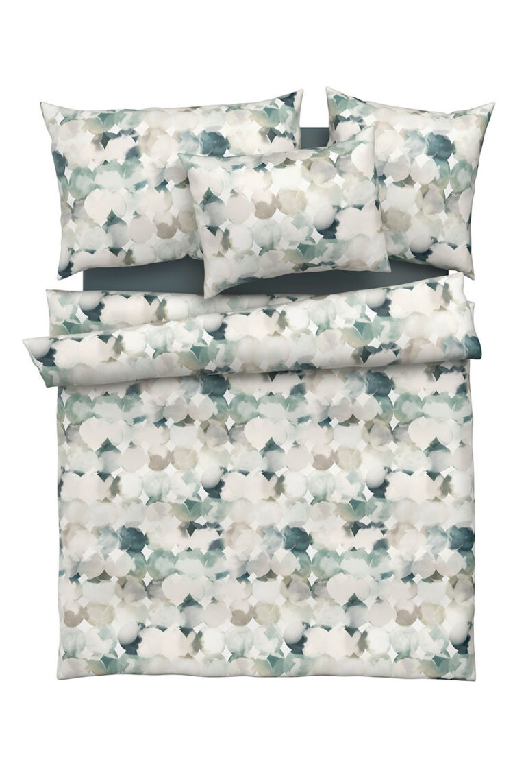 Bettwäsche-Set mit Aquarell-Muster in Weiß-, Grau-, Beige- und Grüntönen. Enthält zwei Kissen, ein kleineres Kissen und eine Bettdecke, alle mit demselben abstrakten Blumenmuster.