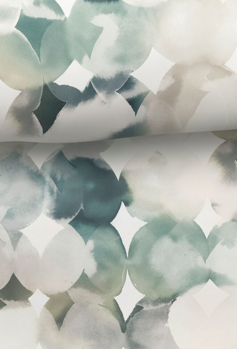 Abstraktes Aquarellmuster mit sich überschneidenden, kreisförmigen Formen in sanften Grün-, Blau- und Beigetönen, mit kleinen weißen Rauten dazwischen. Das Bild zeigt sowohl einen flachen als auch einen gefalteten Ausschnitt des gemusterten Papiers.