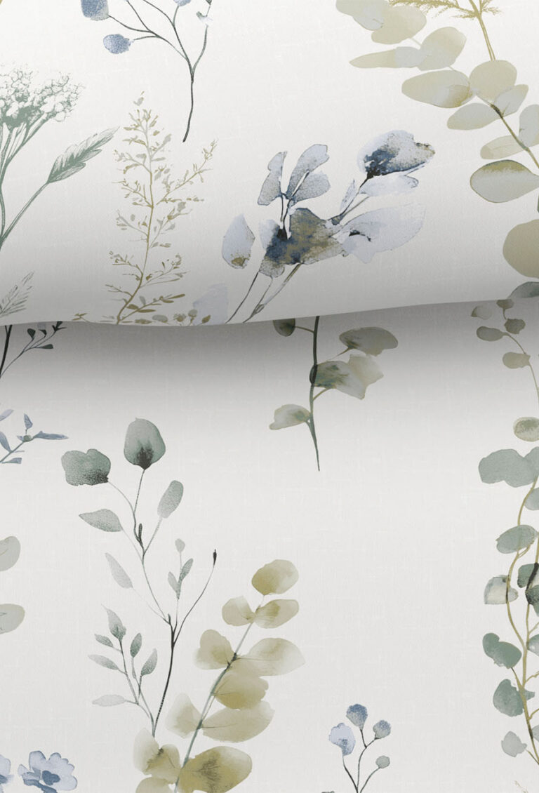 Eine Nahaufnahme der Tapete mit zarten botanischen Illustrationen im Aquarellstil von Blättern und Blumen in sanften Grün-, Blau- und Beigetönen auf weißem Hintergrund.