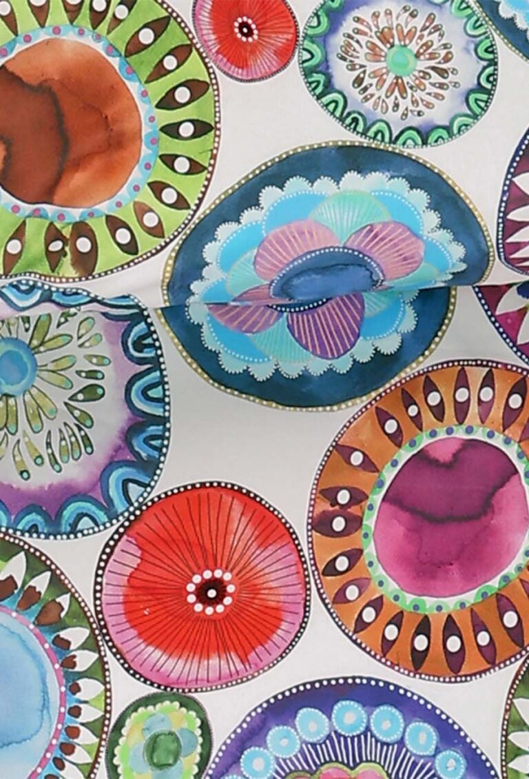 Bunte, abstrakte Kreismuster, die an Mandalas oder Blumen erinnern, sind auf einem hellen Hintergrund angeordnet. Die Kreise weisen verschlungene Muster in Rot-, Blau-, Grün-, Lila- und Orangetönen auf.