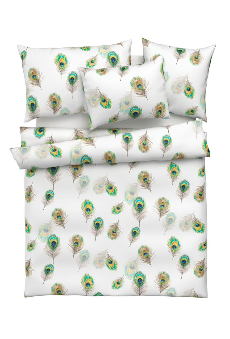 Ein weißes Bettwäscheset, einschließlich Bettdecke und Kissen, verziert mit einem bunten Pfauenfedermuster in Grün-, Blau- und Goldtönen.
