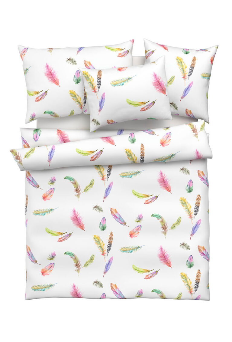 Ein Bettwäscheset mit weißem Hintergrund und einem farbenfrohen, aquarellartigen Federmuster in Rosa, Gelb, Grün, Orange, Blau und Lila. Das Set besteht aus einem Bettbezug und passenden Kissenbezügen.