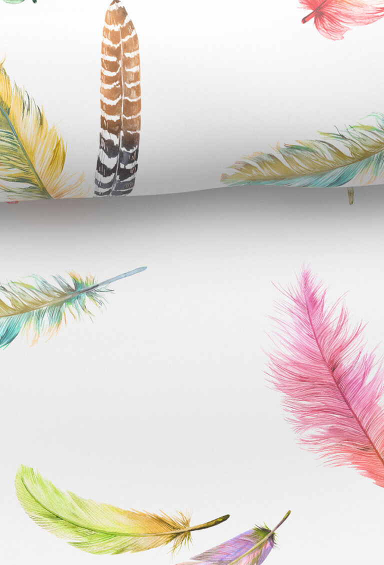 Eine weiße Oberfläche mit einem bunten Muster aus verschiedenen handgemalten Federn in Rosa-, Grün-, Blau-, Gelb- und Brauntönen, die in verschiedenen Richtungen angeordnet sind.