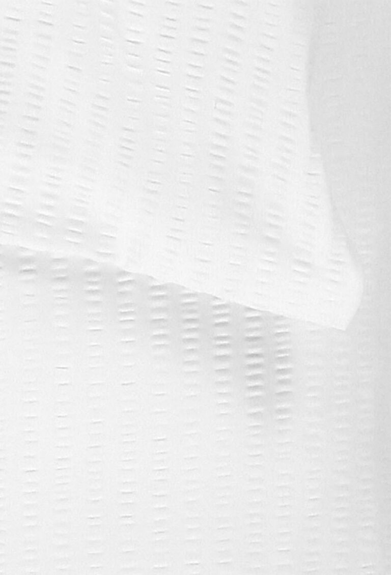 Nahaufnahme eines weißen, strukturierten Stoffes mit einem subtilen gitterartigen Muster, das sich überlappende Schichten und weiche Schattierungen zeigt. Der Stoff erscheint leicht und leicht durchscheinend.