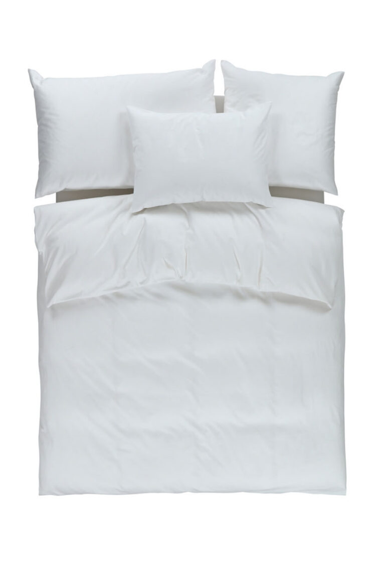 Ein ordentlich gemachtes Bett mit einer weißen Bettdecke, zwei großen weißen Kissen, einem mittelgroßen Kissen und einem kleinen Kissen, alle symmetrisch auf einem weißen Hintergrund angeordnet.