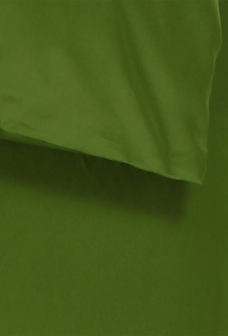 Eine Nahaufnahme eines glatten grünen Stoffes mit Falten und leichten Schatten, die ein Gefühl von Textur und Tiefe vermitteln.