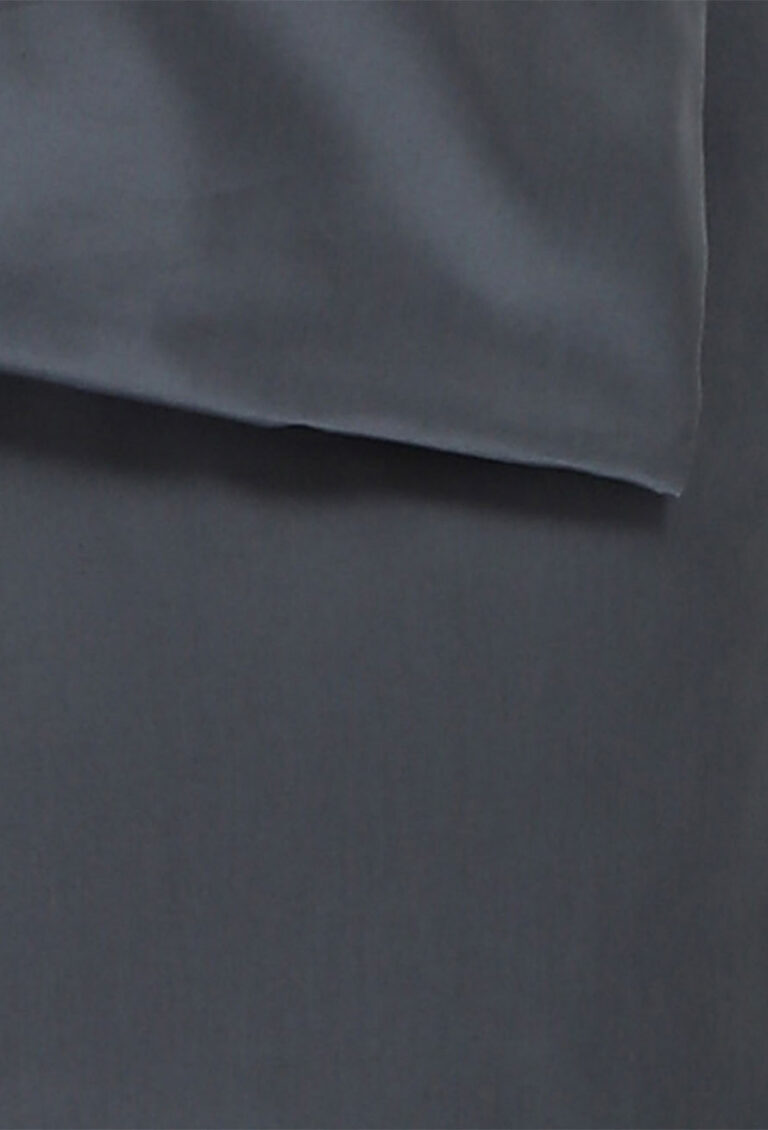 Eine Nahaufnahme eines gefalteten Stücks dunkelgrauen Stoffes, das eine glatte Struktur und subtile Schattierungen zeigt.