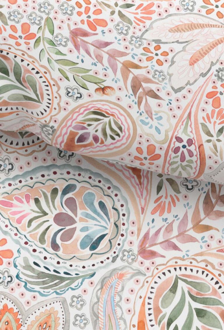 Bunter Paisley-Stoff mit aquarellartigen Mustern in Rosa-, Grün-, Blau- und Orangetönen, mit Blumen- und Blattmotiven auf weißem Hintergrund. Der Stoff ist leicht gefaltet, um die Textur zu zeigen.