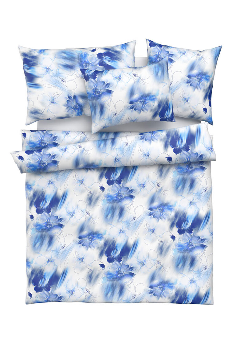 Ein Bettwäscheset mit weißem Hintergrund und abstrakten blauen und hellblauen Blumenmustern, bestehend aus zwei Kissen, einem Bettbezug und einem Spannbettlaken, ist ordentlich angeordnet.