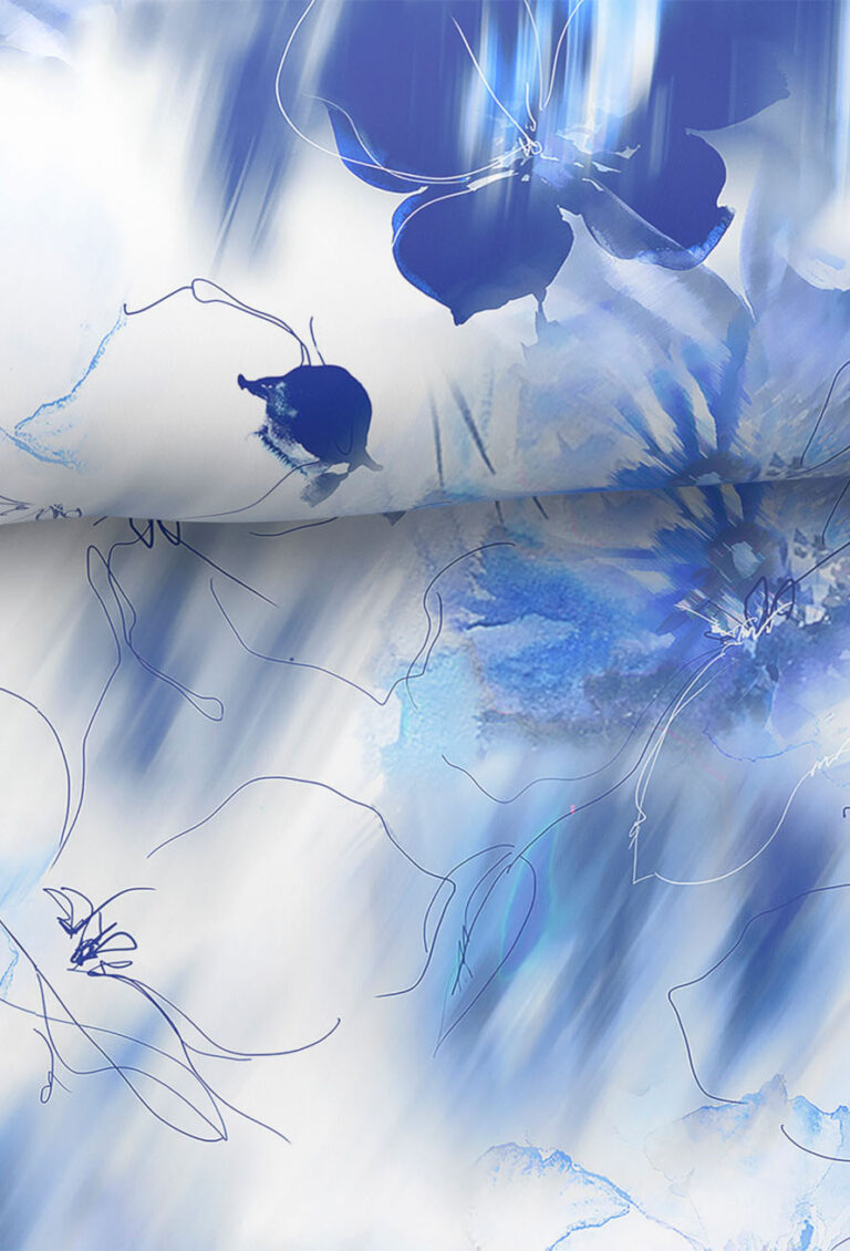 Abstraktes blaues und weißes Blumenmuster mit Aquarelleffekten und skizzenhaften Blumenkonturen auf einem sanft verschwommenen Hintergrund.