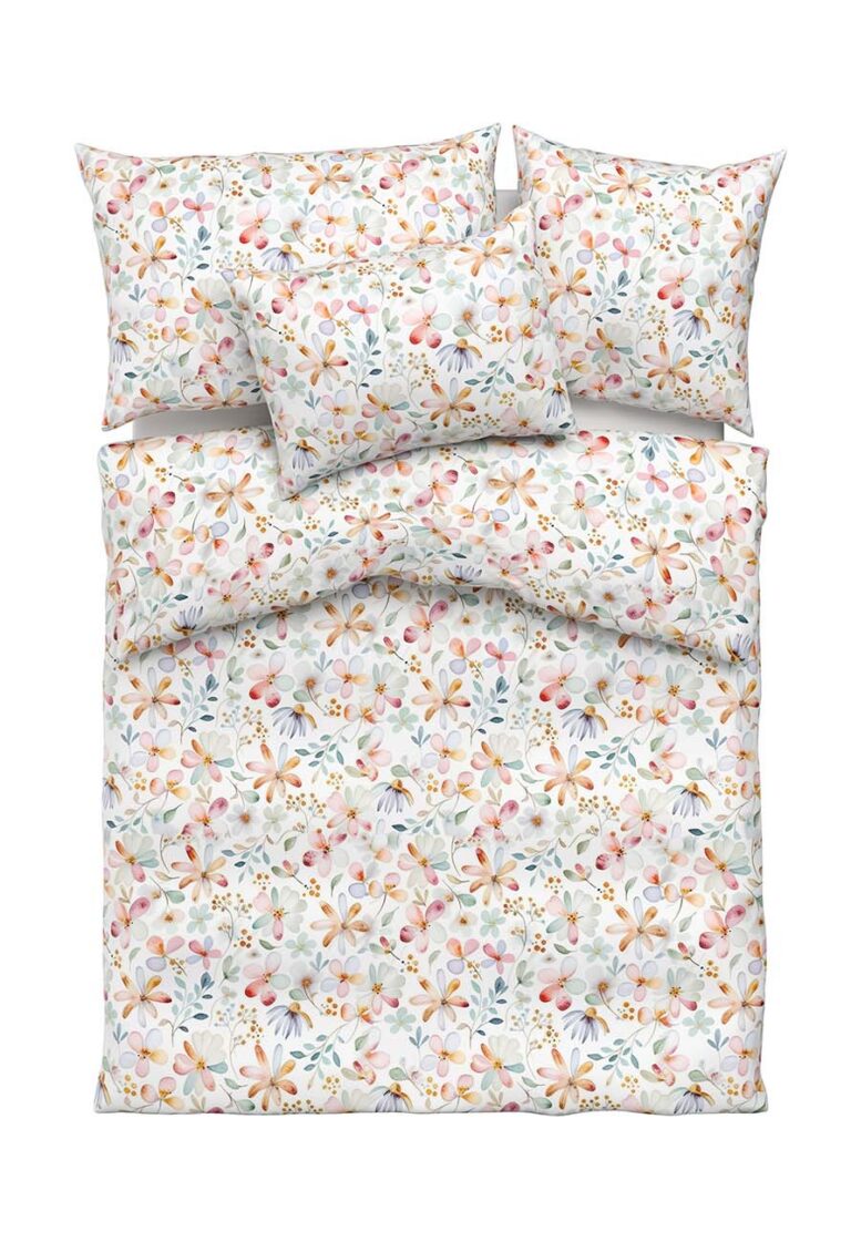 Ein Bettwäscheset mit weißem Hintergrund und farbenfrohem Blumendruck, bestehend aus einem Bettbezug und drei passenden Kissen, ordentlich auf einer ebenen Fläche angeordnet.