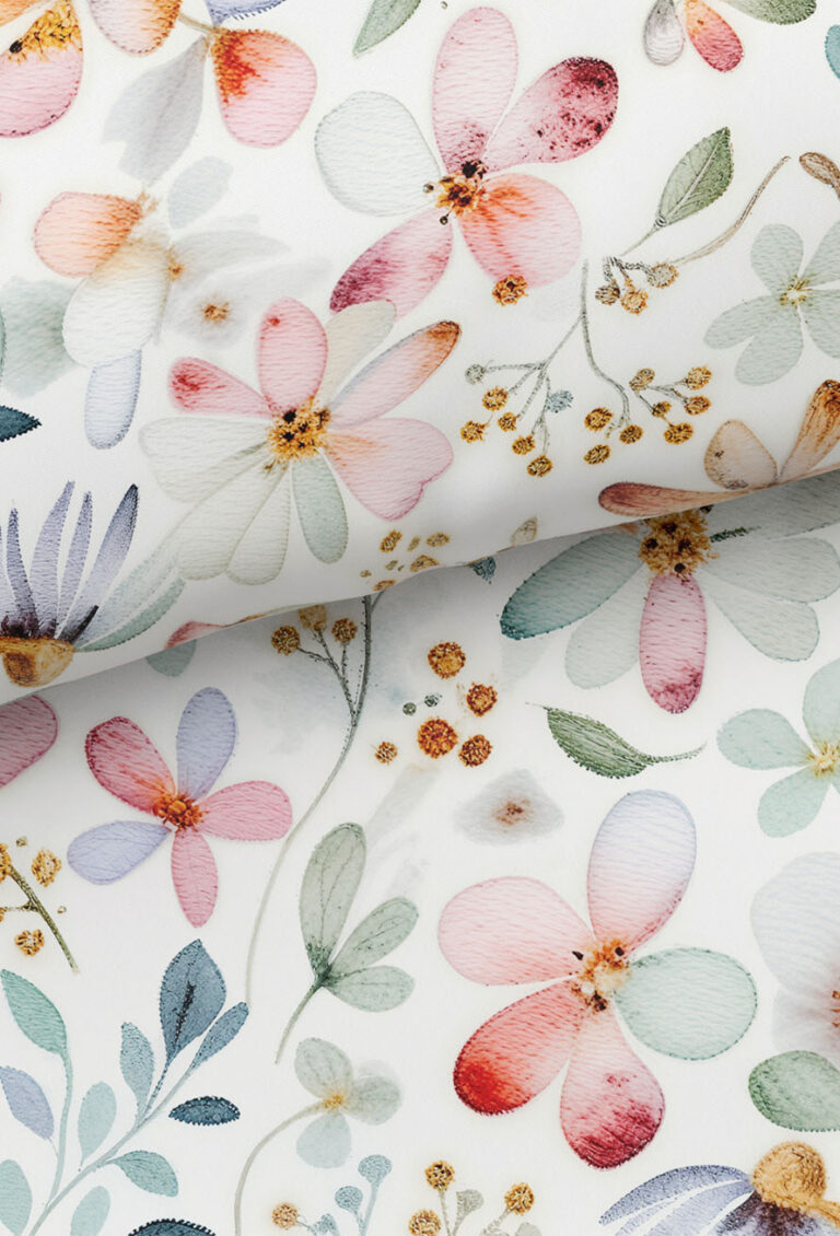 Nahaufnahme eines floral gemusterten Stoffes mit Blumen und Blättern im Aquarellstil in Pastelltönen von Rosa, Orange, Grün und Blau auf weißem Hintergrund. Der Stoff ist leicht gerollt, was die Kontinuität des Musters zeigt.