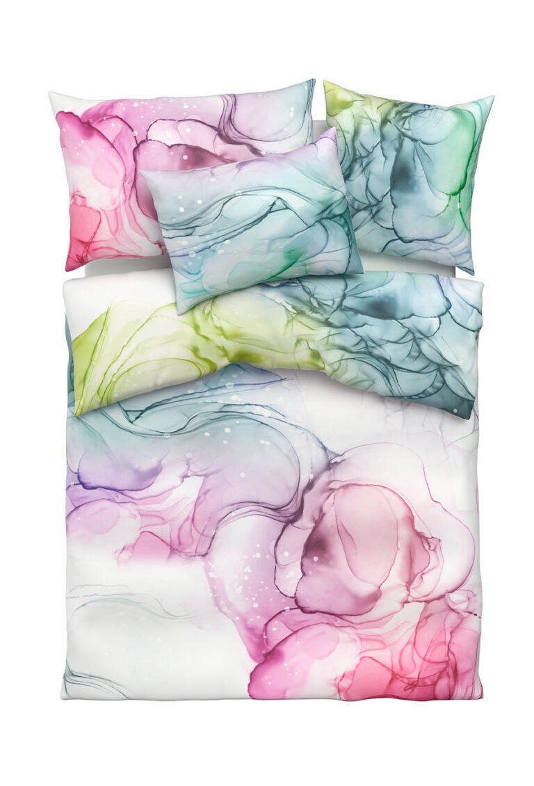 Ein Bettwäscheset mit abstrakten Aquarellmustern in Rosa-, Lila-, Grün- und Blautönen auf weißem Hintergrund, bestehend aus einem Bettbezug und zwei Kopfkissen.
