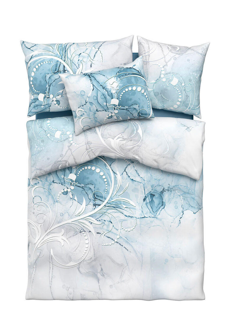 Ein Bettwäscheset mit einem blau-weißen Design im Aquarell-Stil mit abstrakten Wirbeln und Blumenmustern, einschließlich eines Bettbezugs und passender Kissen, die übersichtlich angeordnet sind.