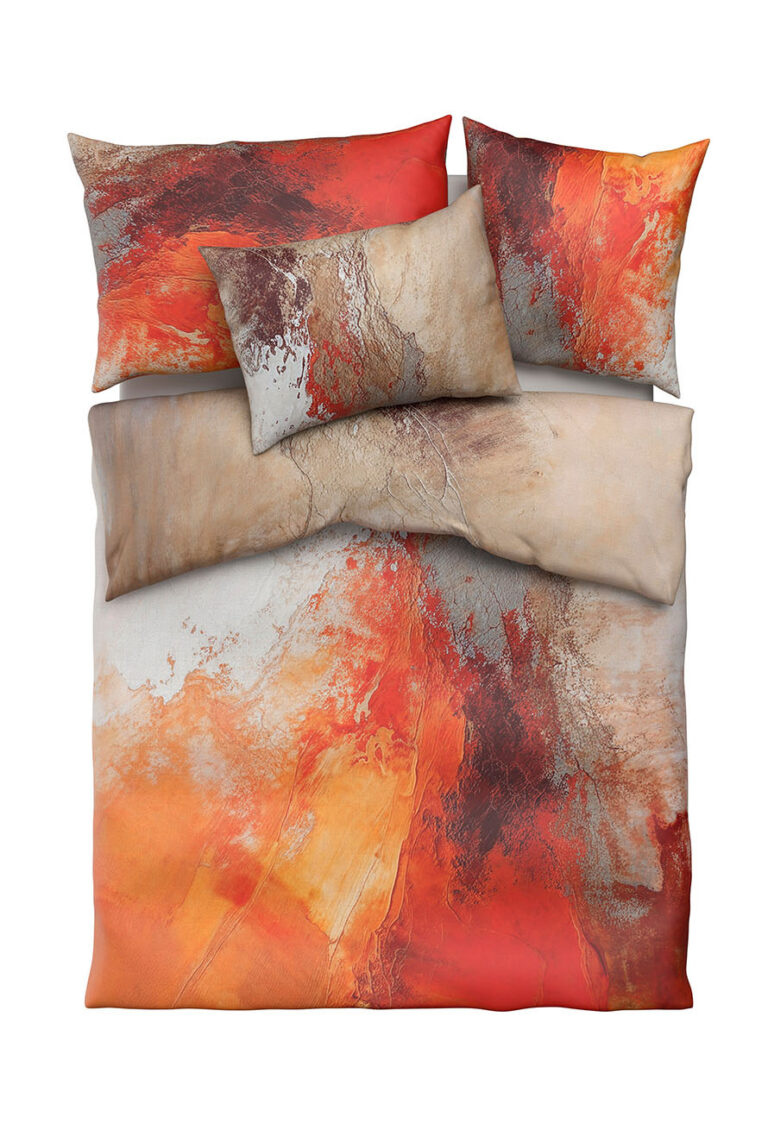 Bettwäsche-Set mit abstraktem Muster in Rot-, Orange-, Beige- und Brauntönen. Das Muster ähnelt einer strukturierten, bemalten Oberfläche und umfasst ein Kissen, zwei Unterbetten und einen Bettbezug.