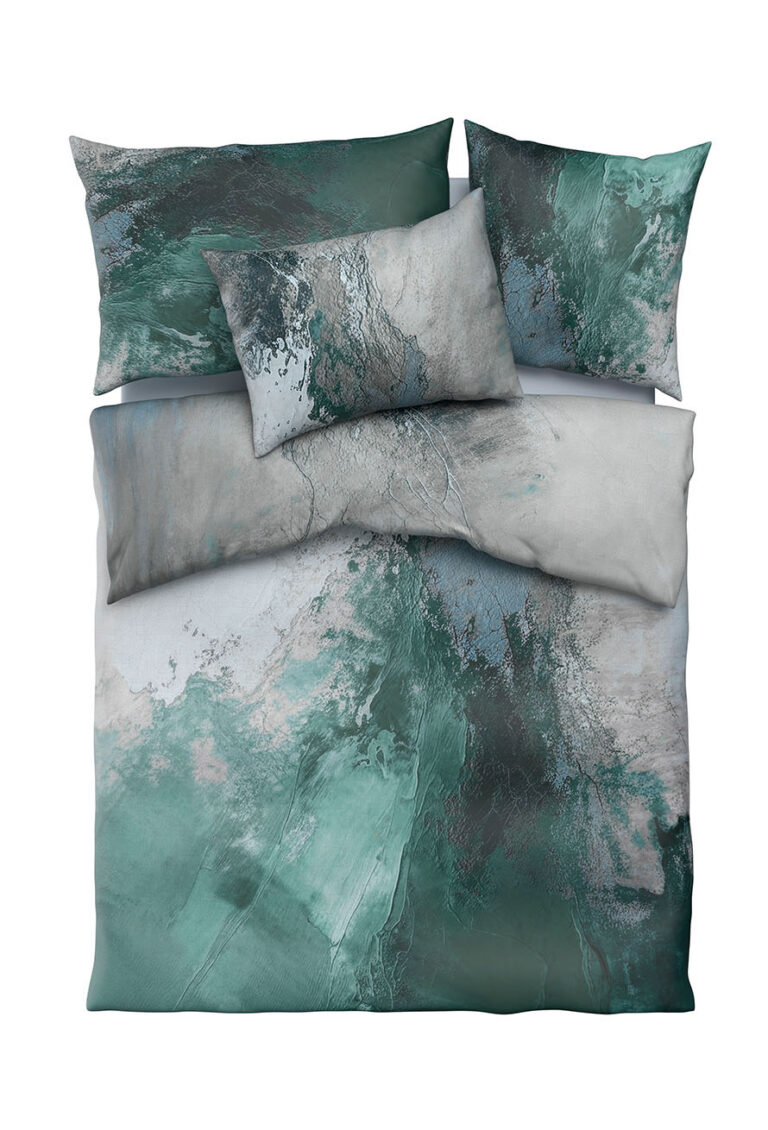 Ein Bettwäscheset mit abstrakten Mustern in Grün-, Grau- und Weißtönen und einem malerischen, marmorierten Design. Das Set besteht aus einem Bettbezug und zwei Kissen auf weißem Hintergrund.
