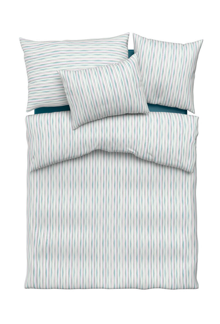 Ein ordentlich gemachtes Bett mit einem gestreiften Bettbezug und Kissenbezügen in Weiß-, Hellblau- und Rosatönen, von oben betrachtet. Das Bettzeug hat ein klares, einfaches Design mit horizontalen Streifen.