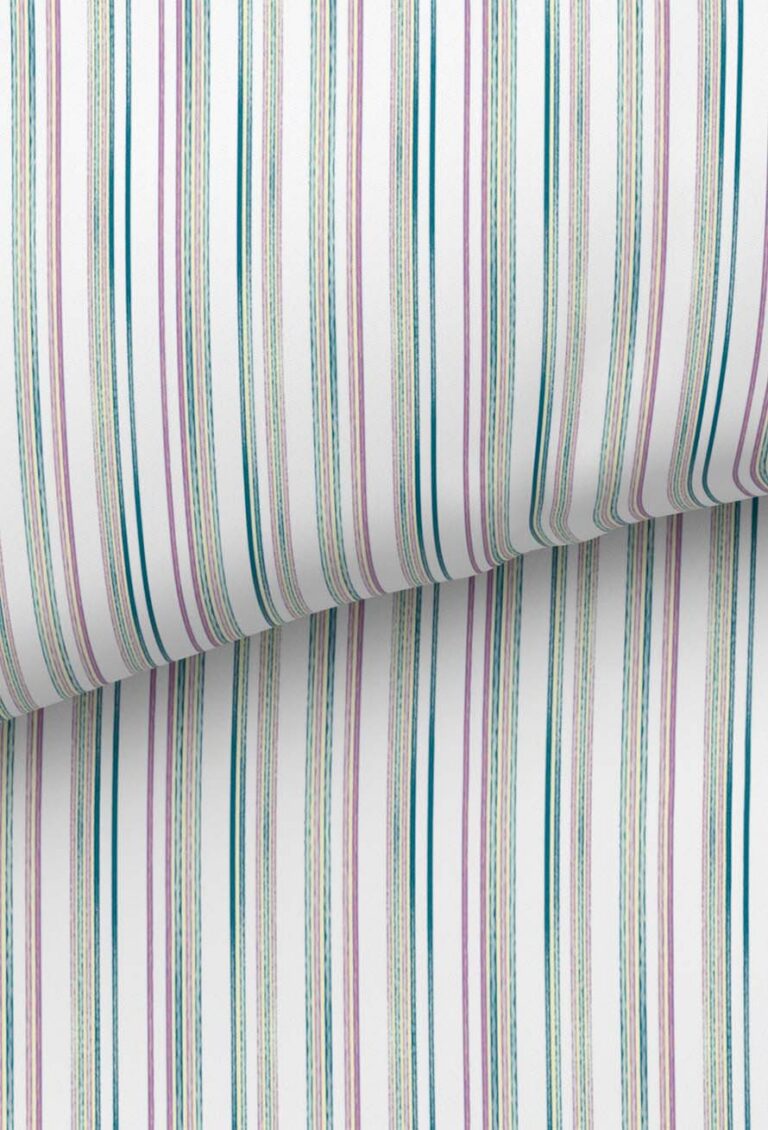 Nahaufnahme eines Stoffes mit vertikalen Streifen in Petrol, Rosa, Beige und Lila auf weißem Hintergrund. Der Stoff ist leicht gefaltet, was die Kontinuität des Streifenmusters zeigt.