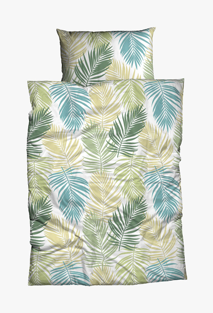 Ein Bettwäscheset mit einem Kissen- und einem Bettbezug mit einem tropischen Blattmuster in Grün-, Gelb- und Blautönen auf weißem Hintergrund.