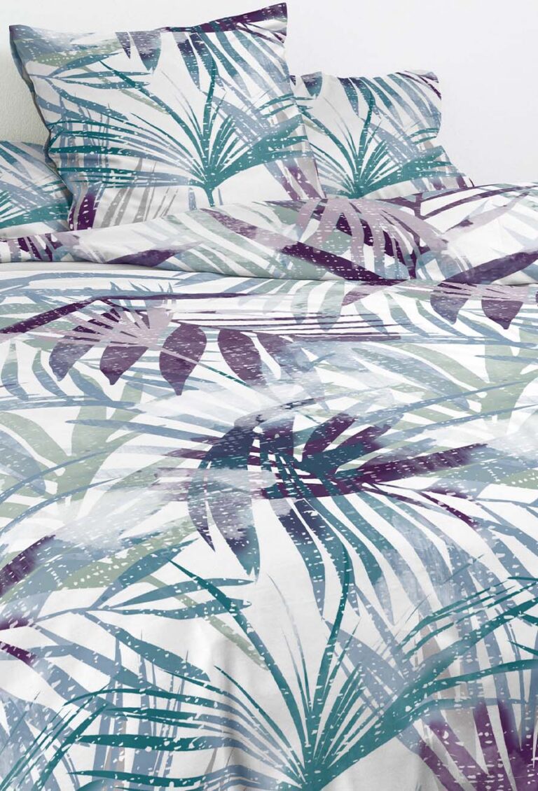Bettwäsche-Set mit tropischem Blattmuster in Grün-, Petrol- und Lila-Tönen auf weißem Hintergrund. Das Set umfasst eine Bettdecke und zwei Kissen mit überlappenden Palmblattmustern.