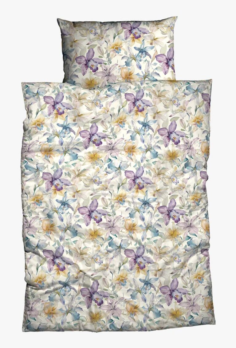 Ein Bettwäscheset mit passendem Kissen- und Bettbezug, das ein farbenfrohes Blumenmuster mit lila, gelben und blauen Blumen auf hellem Hintergrund zeigt.