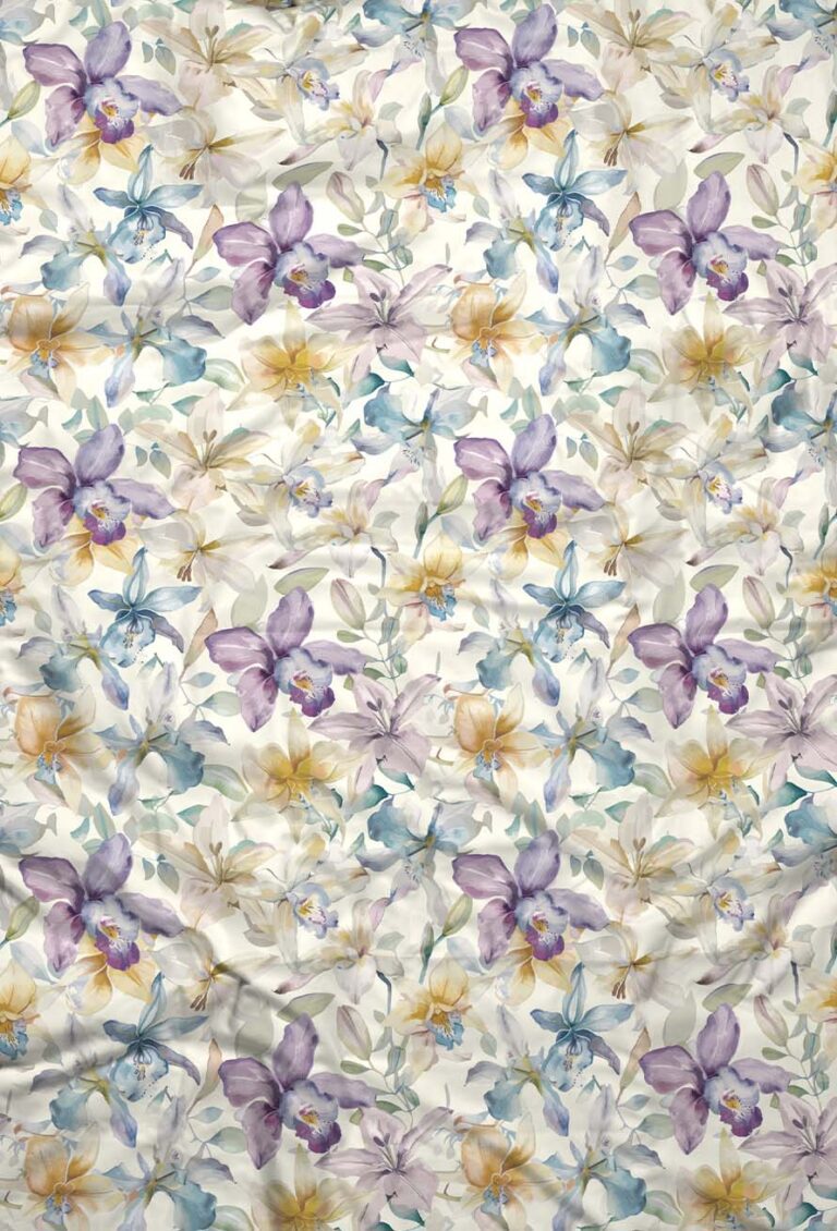 Ein zerknitterter Stoff mit einem nahtlosen Blumenmuster mit Blumen im Aquarellstil in Lila-, Blau-, Gelb- und Grüntönen auf hellem Hintergrund.