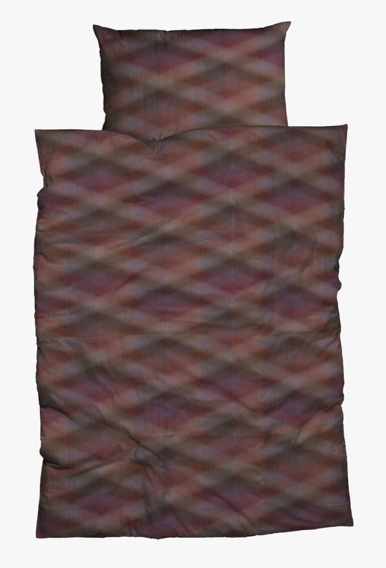Ein Set aus Bett- und Kissenbezug mit einem geometrischen Rautenmuster in Braun-, Kastanienbraun- und gedämpften Violetttönen, die in horizontalen Streifen angeordnet sind.