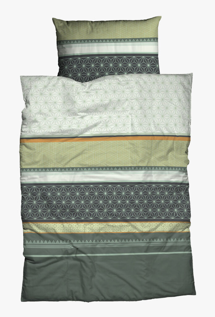 Ein ordentlich arrangiertes Bettset mit einem Kissen und einem Bettbezug mit geometrischen Mustern in grünen, beigen und dunkelgrauen Querstreifen, die jeweils unterschiedliche, verschlungene Muster aufweisen.