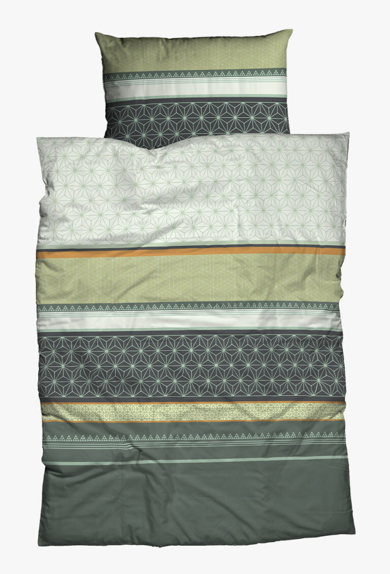 Ein ordentlich arrangiertes Bettset mit einem Kissen und einem Bettbezug mit geometrischen Mustern in grünen, beigen und dunkelgrauen Querstreifen, die jeweils unterschiedliche, verschlungene Muster aufweisen.