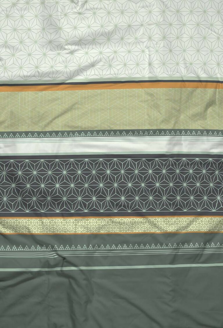 Ein Stoffmuster mit horizontalen Streifen in Grün-, Beige- und Grautönen, mit geometrischen und floralen Mustern, darunter Sechsecke, Dreiecke und Sterne. Der Stoff erscheint leicht zerknittert.