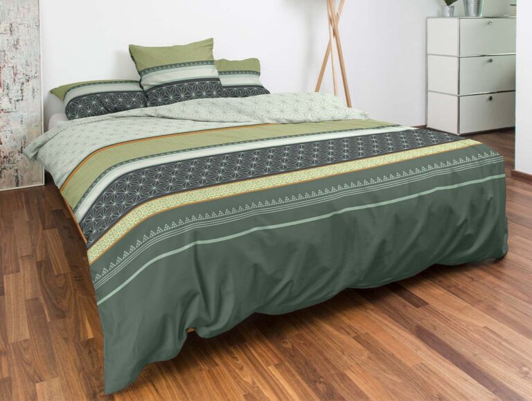 Ein ordentlich gemachtes Bett mit grüner, grauer, gelber und weißer, geometrisch gemusterter Bettwäsche in einem modernen Schlafzimmer mit Holzboden, weißen Wänden, einer weißen Kommode und dekorativen Kissen.