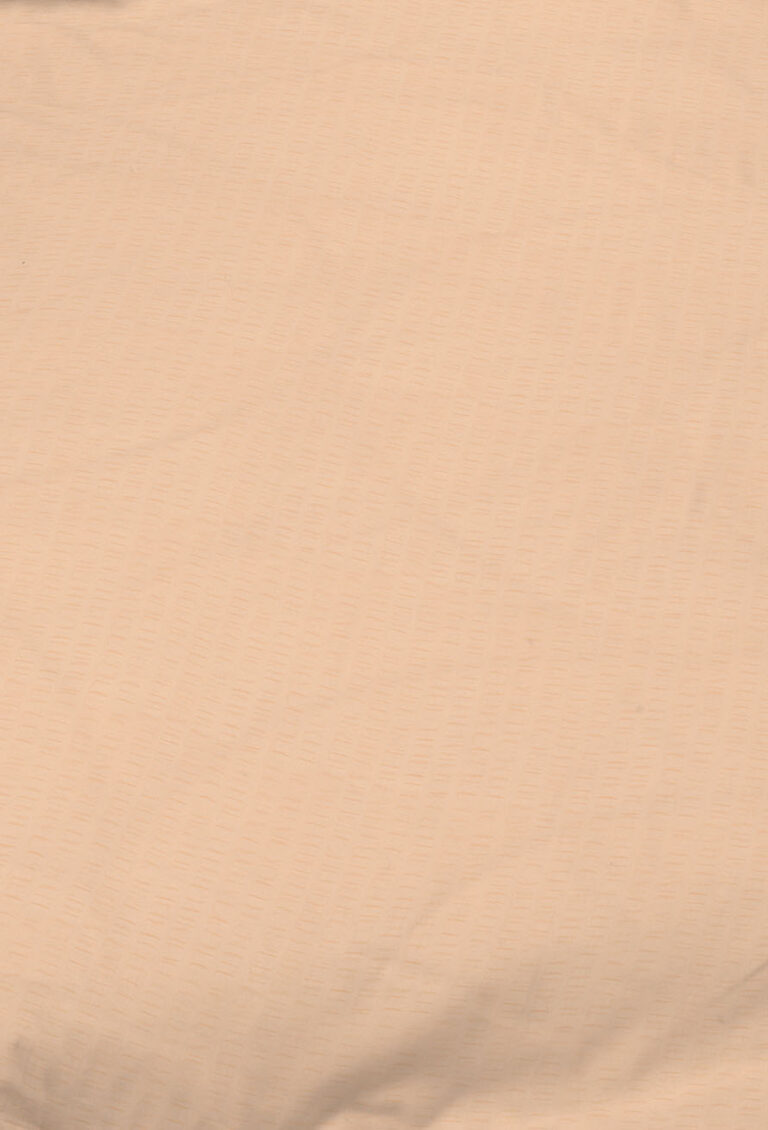 Nahaufnahme eines hellbeigen Stoffes mit einer subtilen, leicht faltigen Textur und schwachen, kaum sichtbaren vertikalen Linien.