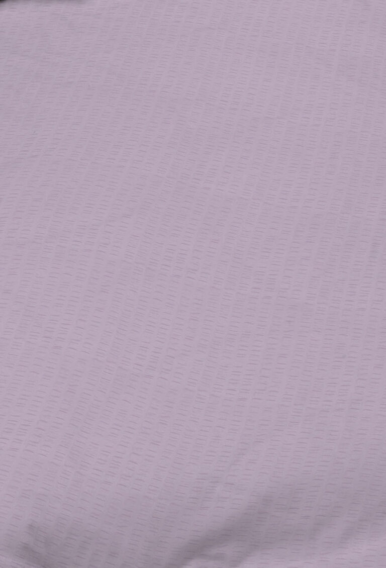 Hellvioletter Stoff mit einem subtilen, sich wiederholenden Strukturmuster aus kleinen vertikalen Linien. Die Oberfläche erscheint weich und leicht faltig.