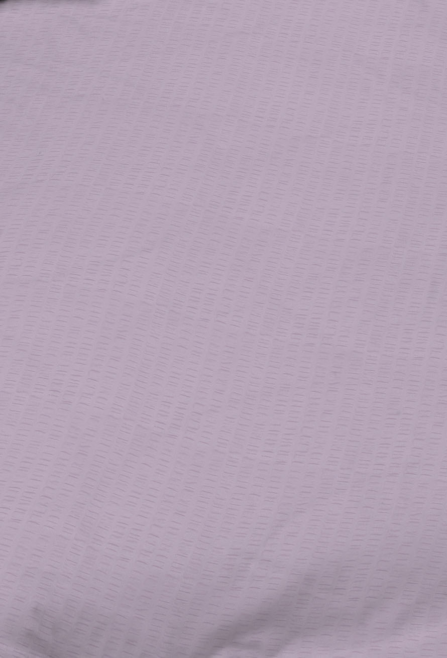 Hellvioletter Stoff mit einem subtilen, sich wiederholenden Strukturmuster aus kleinen vertikalen Linien. Die Oberfläche erscheint weich und leicht faltig.